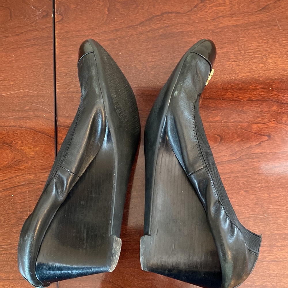 Tory Burch Jolie Black Leather SZ 9.5 Patent Toe Classic Preppy Chic Wedge Heels - Picture 3 of 16